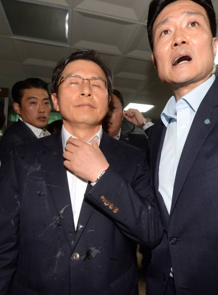 15일 오전 경북 성주군청을 방문한 황교안 국무총리가 주빈들의 항의가 거세지자 차량으로 이동하고 있다. 2016.7.15 도준석 기자 pado@seoul.co.kr