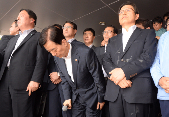 15일 오전 경북 성주군청을 방문한 황교안 국무총리와 한민구 국방부장관이 군민들에게 인사를 하고 있다. 2016.7.15 도준석 기자 pado@seoul.co.kr