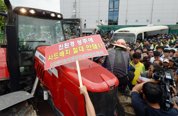15일 오전 경북 성주군청을 방문한 황교안 국무총리와 한민구 국방부장관이 탑승한 차량앞에 군민들이 가지고온 트렉터가 길을 막고 있다. 2016.7.15 도준석 기자 pado@seoul.co.kr