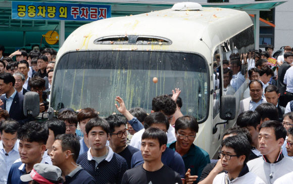 15일 오전 경북 성주군청을 방문한 황교안 국무총리와 한민구 국방부장관이 탑승한 차량에 달걀이 날아가고 있다. 2016.7.15 도준석 기자 pado@seoul.co.kr