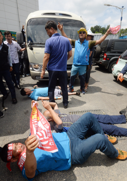 15일 오전 경북 성주군청을 방문한 황교안 국무총리와 한민구 국방부장관이 탑승한 차량앞에 군민들이 눕고 있다. 2016.7.15 도준석 기자 pado@seoul.co.kr