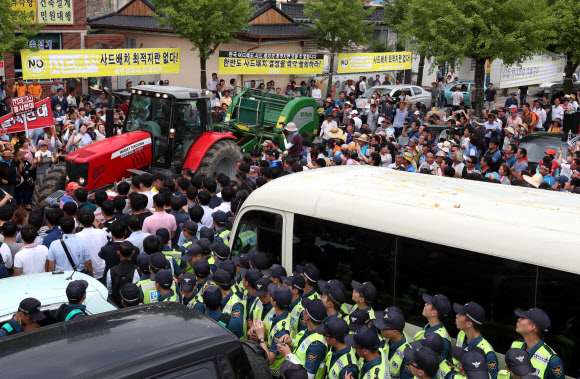 경북 성주군 주민들에 막힌 황교안 총리 탑승 버스