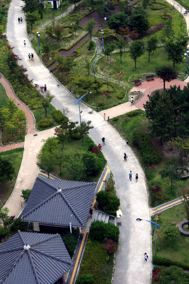 공원 누비는 포켓몬 헌터