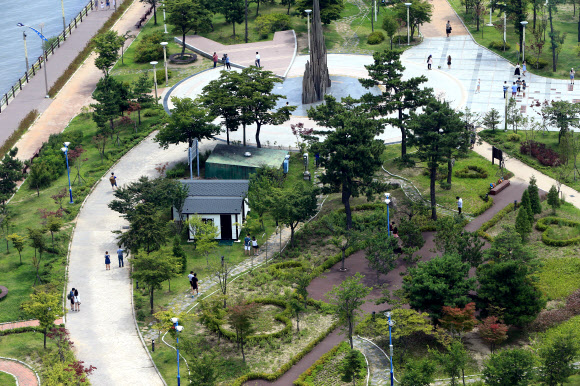 공원 누비는 포켓몬 헌터