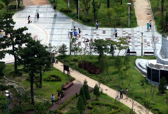 공원 누비는 포켓몬 헌터