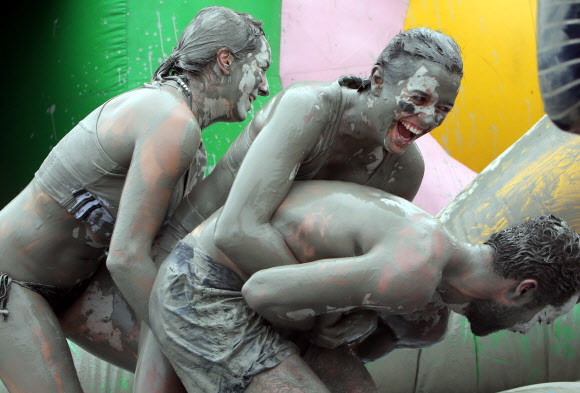 즐거운 머드 씨름