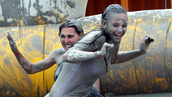 즐거운 머드 씨름