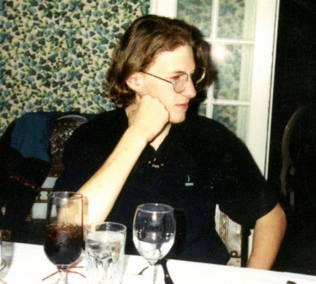 1999년 4월 미국 콜로라도주 콜럼바인고교 총기 난사 3주일 전 딜런 클리볼드가 가족들과 동네 식당에서 외식을 하는 모습.  반비 제공