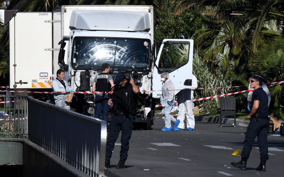 프랑스 니스 테러를 일으킨 대형 트럭
