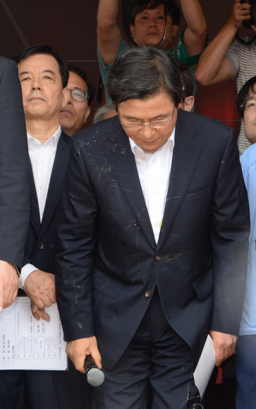 황교안 국무총리가 15일 오전 경북 성주군청에서 사드 배치 관련 주민설명회를 가지려다 성난 주민들로부터 계란 세례를 당한 뒤 양복에 오물이 묻은 채 침통한 표정으로 인사하고 있다. 황 총리는 “사드 배치를 미리 말씀드리지 못해 송구하다”고 말했다. 성주 도준석 기자 pado@seoul.co.kr