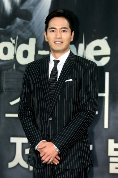 성폭행 혐의로 피소된 배우 이진욱, 17일 경찰 출석