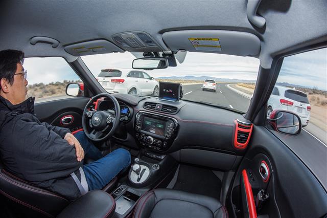 현대·기아차 연구원이 운전대에서 손을 뗀 채 쏘울 EV 자율주행차 운행 테스트를 하고 있다. 현대차그룹 제공