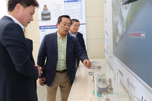 구자열(왼쪽 두 번째) LS그룹 회장이 지난해 5월 LS전선 제주 초전도센터를 방문해 제품을 살펴보고 있다. LS 제공