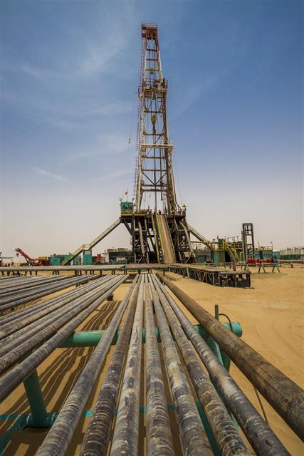 GS에너지는 지난해 ‘UAE 육상생산 광구에 대한 조광권’을 확보했다. 사진은 아부다비에 있는 이 유전에서의 원유 시추 현장 전경. GS에너지 제공