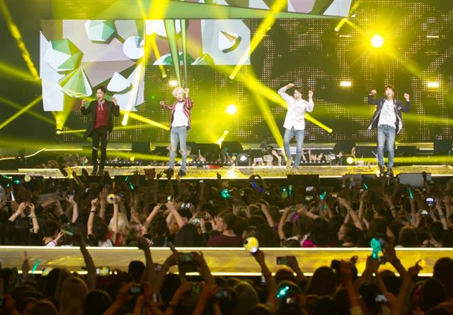 지난 6월 프랑스 파리 아코르호텔 아레나에서 열린 ‘KCON 2016 파리’에서 그룹 샤이니의 공연에 관객들이 열광하고 있다. CJ 제공