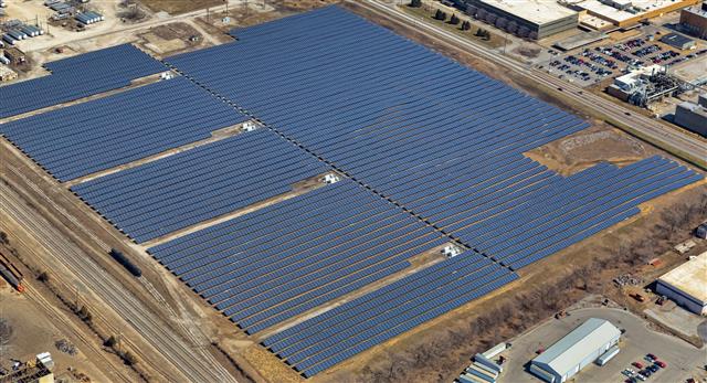 미국 인디애나주 인디애나폴리스시 메이우드 지역에 위치한 한화큐셀의 태양광발전소. 이 발전소에서는 10.9㎿ 규모의 전력을 생산한다. 한화 제공