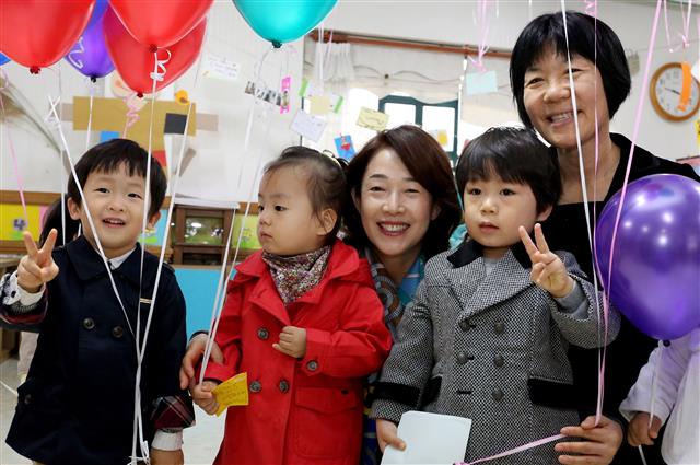 이어룡(왼쪽 세 번째) 대신금융그룹 회장이 지난해 12월 전남 나주의 영유아 보육시설 이화영아원을 방문해 아이들과 시간을 보내고 있다. 대신금융그룹 제공