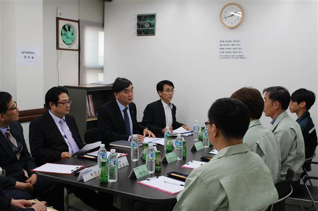 박영범(왼쪽 세 번째) 한국산업인력공단 이사장이 지난달 2일 일학습병행제 참여 기업 ㈜에이치에스티를 방문해 현장 의견을 듣고 있다. 한국산업인력공단 제공