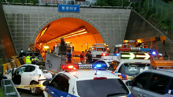 아수라장 된 영동고속도로 차량 6중 추돌사고 현장