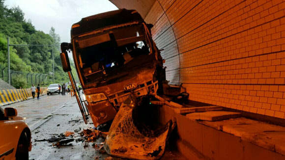 영동고속도 추돌사고…심하게 부서진 관광버스