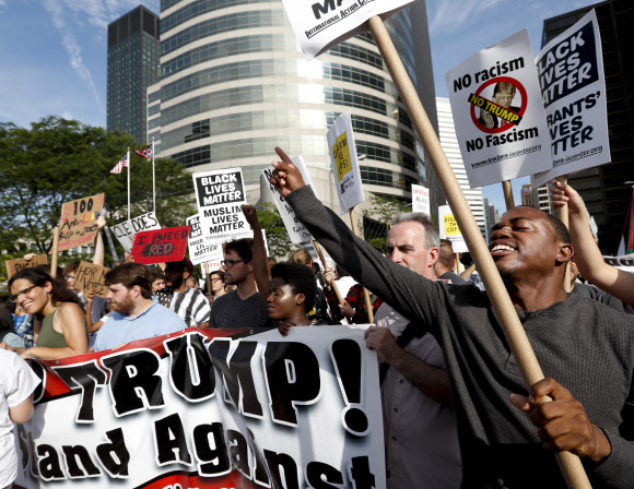 美공화당 전당대회장에 몰려온 트럼프 반대 시위대