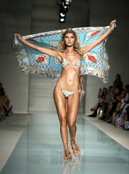 16일(현지시간) 미국 플로리다주 마이애미 해변에서 열린 루리 파마(Luli Fama) 수영복 패션쇼에서 모델이 새 의상을 선보이고 있다.  AP 연합뉴스