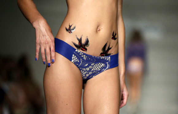 16일(현지시간) 미국 플로리다주 마이애미 해변에서 열린 루리 파마(Luli Fama) 수영복 패션쇼에서 모델이 새 의상을 선보이고 있다.  AP 연합뉴스