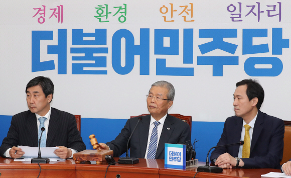 더불어민주당 김종인 비대위대표가 18일 오전 국회에서 열린 비상대책위원회의에서 의사봉을 두드리고 있다. 정연호 기자 tpgod@seoul.co.kr