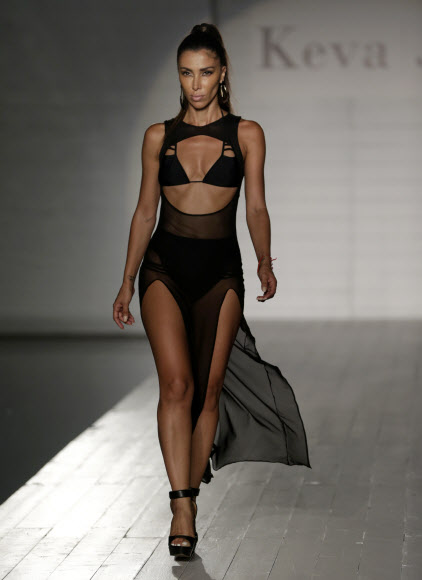 17일(현지시간) 미국 플로리다주 마이애미 비치에서 열린 Keva J 수영복 패션쇼에서 모델이 수영복을 선보이고 있다.  AP 연합뉴스