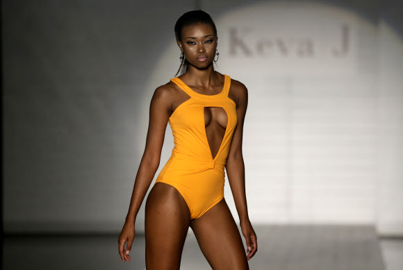 17일(현지시간) 미국 플로리다주 마이애미 비치에서 열린 Keva J 수영복 패션쇼에서 모델이 수영복을 선보이고 있다.  AP 연합뉴스
