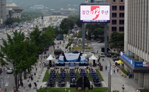 18일 서울 프레스센터 앞 광장이 창간기념행사준비로 분주하다.  박지환 기자 popocar@seoul.co.kr