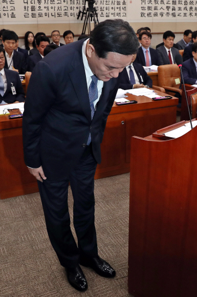 김현웅 법무부 장관이 18일 국회에서 열린 법제사법위원회 전체회의에서 현직 검사장 구속에 대해 대국민 사과하고 있다. 정연호 기자 tpgod@seoul.co.kr