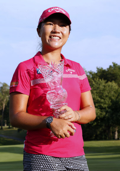 리디아 고가 17일(현지시간) 미국 오하이오주 실베이니아의 하일랜드 메도스 골프클럽에서 열린 LPGA 투어 마라톤 클래식에서 우승을 차지한 후 트로피를 들고 기뻐하고 있다. AP 연합뉴스