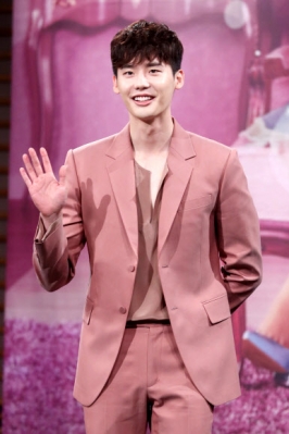 배우 이종석이 18일 오후 서울 마포구 상암동 MBC 사옥에서 열린 MBC 새 수목드라마 ‘W’ 제작발표회에서 포즈를 취하고 있다. 사진=연합뉴스