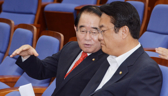 정진석(오른쪽) 새누리당 원내대표와 박명재 사무총장이 19일 오전 국회에서 열린 의원총회에서 얘기를 나누고 있다.      이종원 선임기자 jongwon@seoul.co.kr