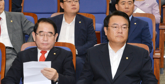정진석(오른쪽) 새누리당 원내대표와 박명재 사무총장이 19일 오전 국회에서 열린 의원총회에서 심각한 표정으로 앉아 있다.       이종원 선임기자 jongwon@seoul.co.kr