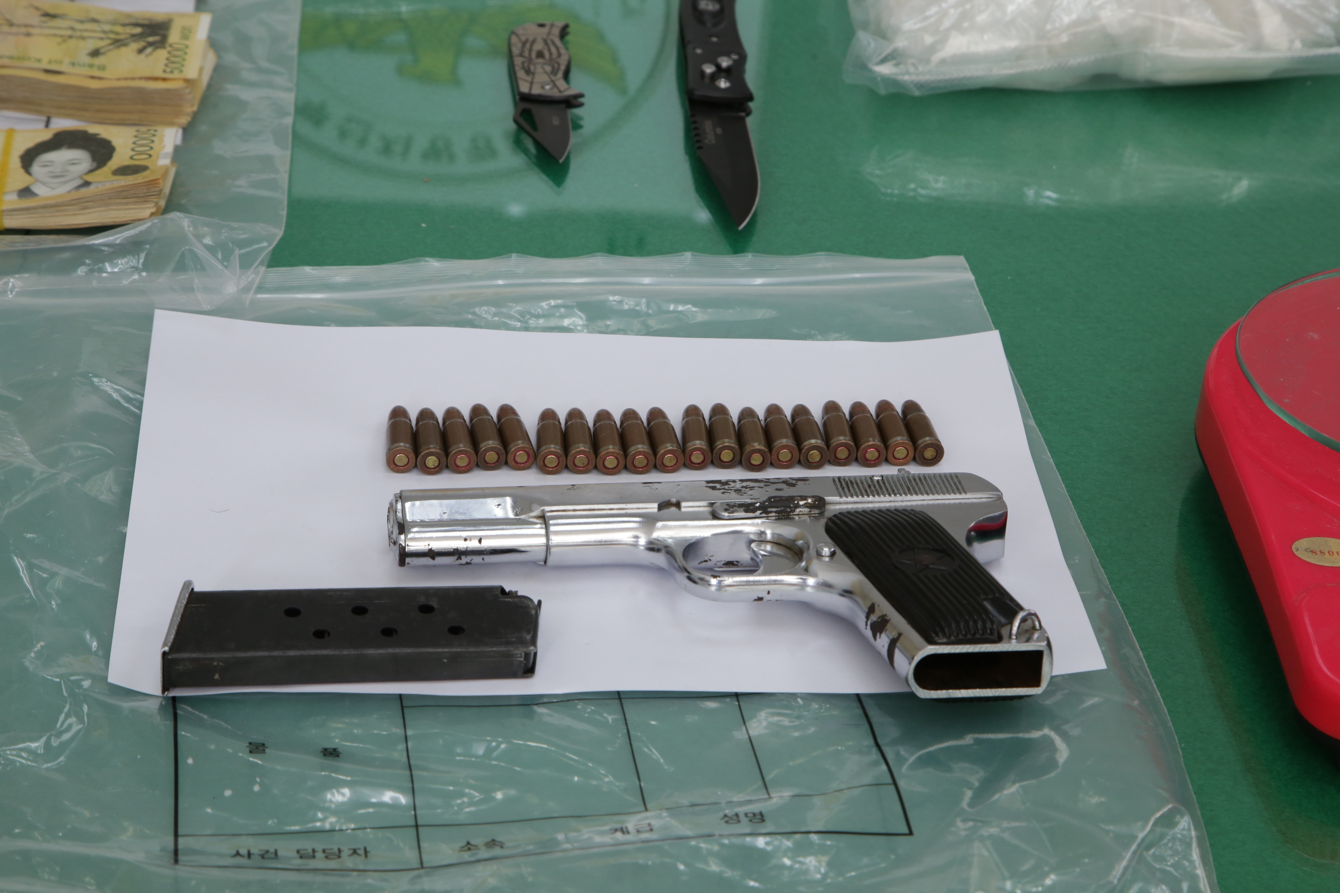 야쿠자 중간 간부가 일본에서 밀반입해 갖고 있던 권총