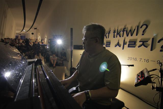 작곡가 김형석이 지난 15일서울 동대문디자인플라자(DDP) 디자인둘레길에서 열린 기획전시 ‘내 안의 김광석’ 오프닝 공연에서 피아노를 연주하고 있다. 학전 제공