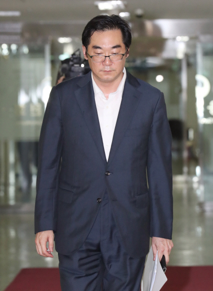 “민중은 개·돼지”발언으로 파문을 일으킨 나향욱 전 교육부 정책기획관이 19일 오후 중앙징계위원회에 참석하고 있다. 사진공동취재단