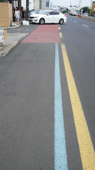 제주 서부 지역 일주도로 환상 자전거길, 도로변 갓길에 설치한 자전거길을 가다 보면 불법 주정차 차량이 불쑥불쑥 나타나 라이더들이 차도로 내몰리고 있다.