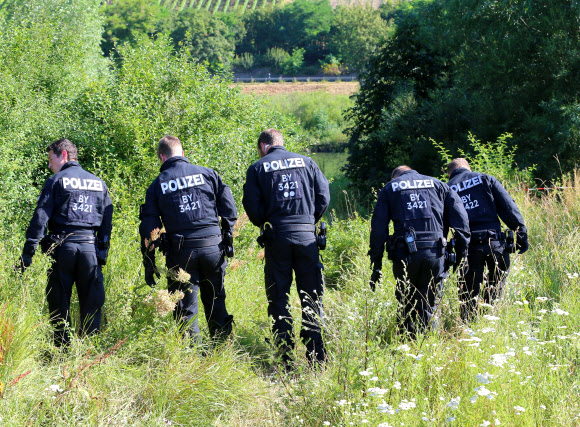 독일 열차 테러 현장 수색하는 현지경찰