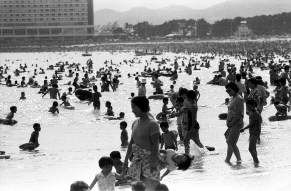 1970년 해수욕을 즐기는 사람들