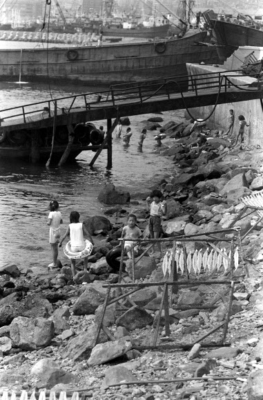 1970년 물놀이를 하는 아이들