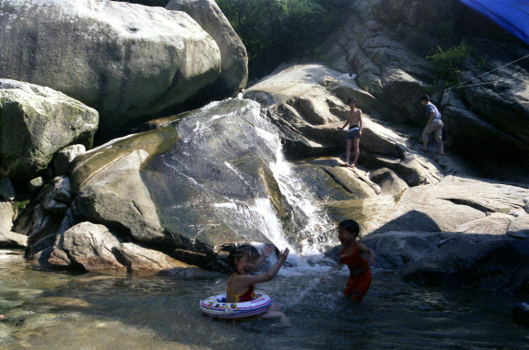 1990년 북한산계곡에서 물놀이하는 어린이들