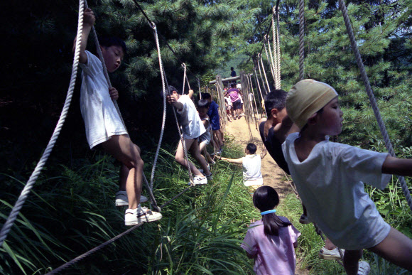 1994년 여름 극기훈련캠프에 참석한 어린이들