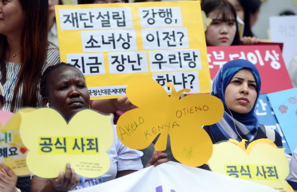 20일 서울 종로구 주한일본대사관 앞에서 열린 일본군 위안부 문제해결을 위한 수요집회가 아시아.아프리카 여성 NGO리더들이 참석한 가운데 열리고 있다. 정연호 기자 tpgod@seoul.co.kr