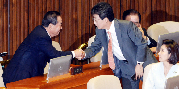 새누리당 서청원 의원(왼쪽)과 유승민 의원이 20일 국회 본회의장에서 열린 사드 관련 긴급현안 질문에서 악수하고 있다.  이종원 선임기자 jongwon@seoul.co.kr