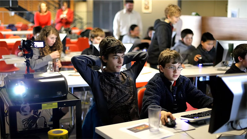 ‘포탈’의 개발사 ‘밸브’에서 현장학습 중인 학생들  사진=유튜브(Valve)