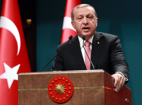레제프 타이이프 에르도안 터키 대통령이 20일(현지시간) 앙카라 대통령궁에서 3개월간의 국가비상사태를 선포하겠다고 밝혔다. AFP연합뉴스