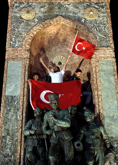 20일(현지시간) 터키 이스탄불 탁심 광장에서 열린 친정부 집회에서 타이이프 에르도안 대통령 지지자들이 터키 국기를 흔들고 있다. AFP 연합뉴스